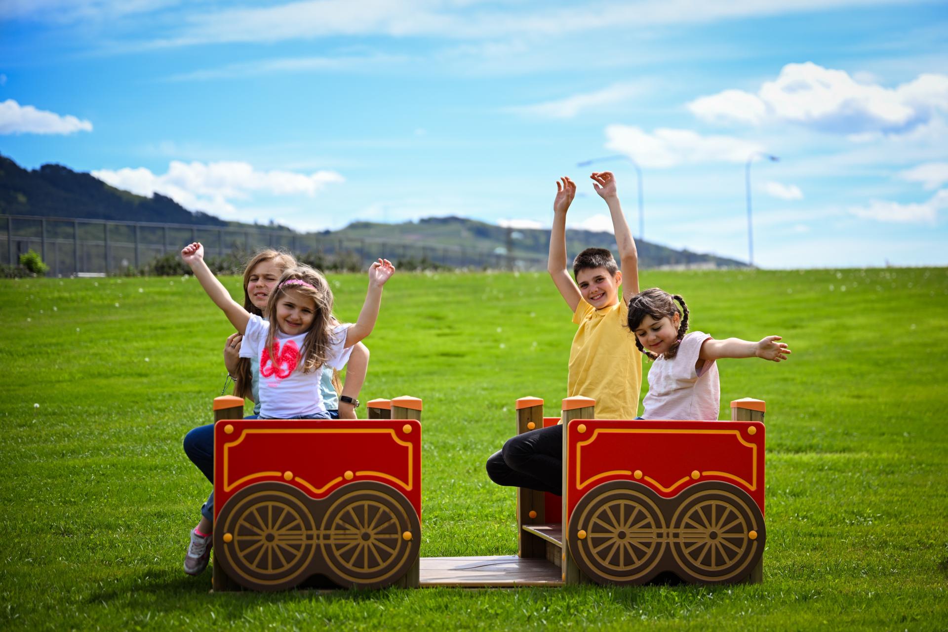 playgrounds themed structures passenger wagon xu68