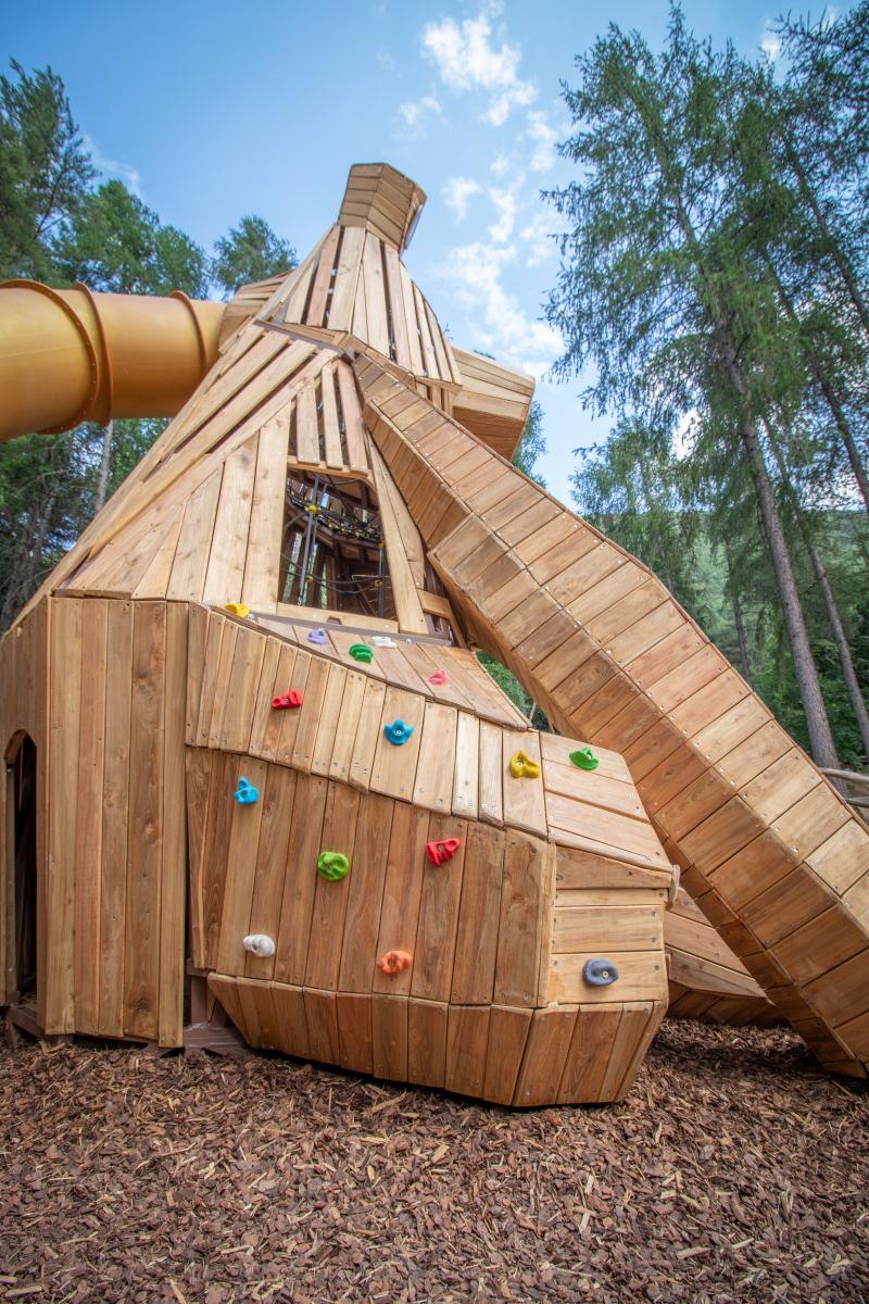 playgrounds fantasy ursus seated xfy280