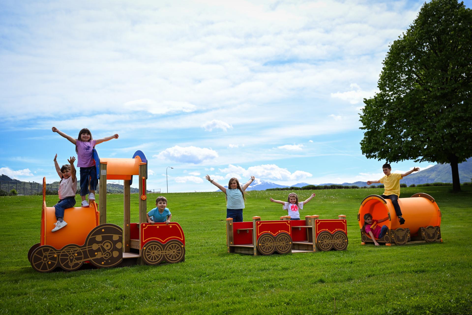 playgrounds themed structures locomotive xu67